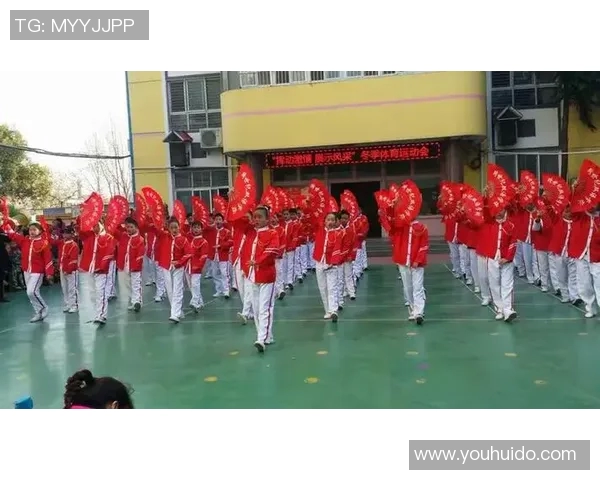 街头足球秀模仿明星球技挑战展现个人风采与激情