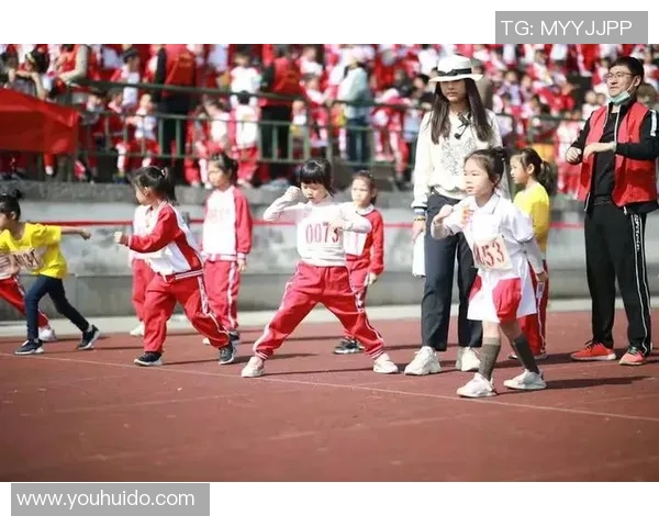 女孩与足球明星甜蜜牵手瞬间展现青春梦想与激情碰撞的美好画面